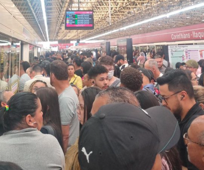 Estação da linha 3-Vermelha do Metrô de SP lotada por conta de descarrilamento