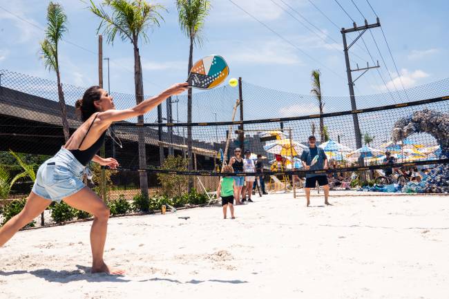 Prainha de Paulista com atividades de beach tennis em SP