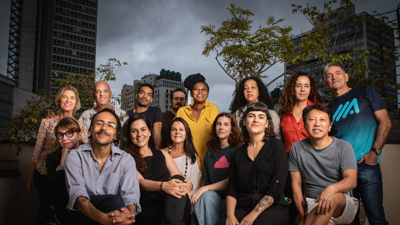 Novo coletivo VERA 184: vinte artistas realocados após o fechamento do Edifício Vera, no Centro. Foto em grupo