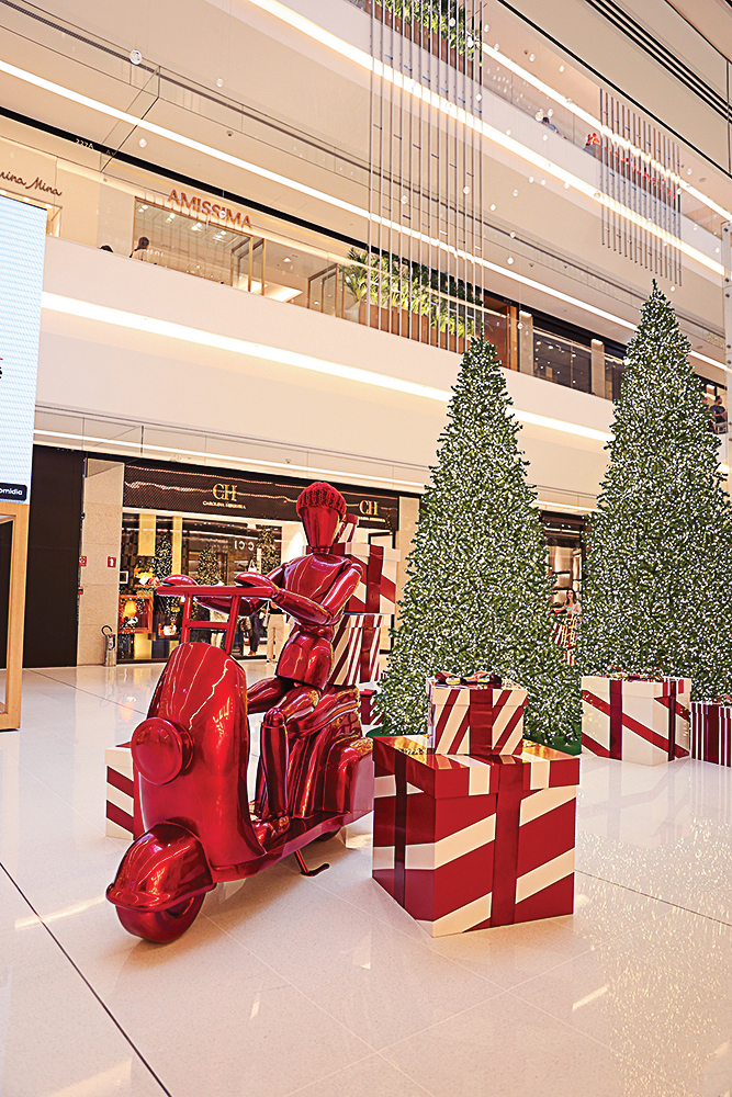 JK Iguatemi (43) Natal no JK com peça vermelha e árvores altas