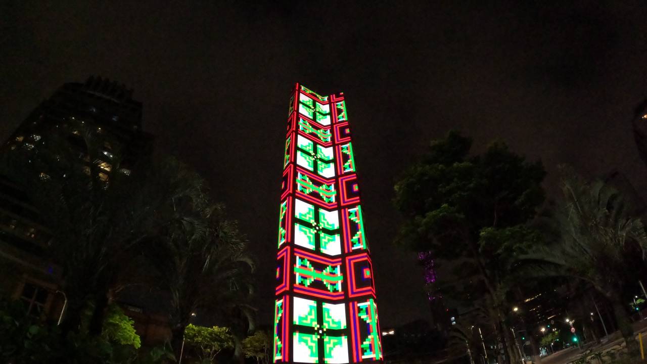 Totem gigante em espaço aberto com projeções de videoarte