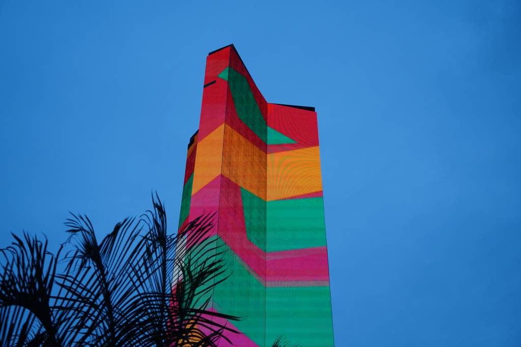 MorumbiShopping – Pylon 2 Totem gigante em espaço aberto com projeções de videoarte