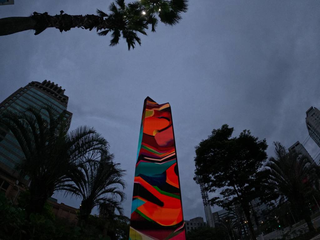 DCIM100GOPROG0038121.JPG Totem gigante em espaço aberto com projeções de videoarte