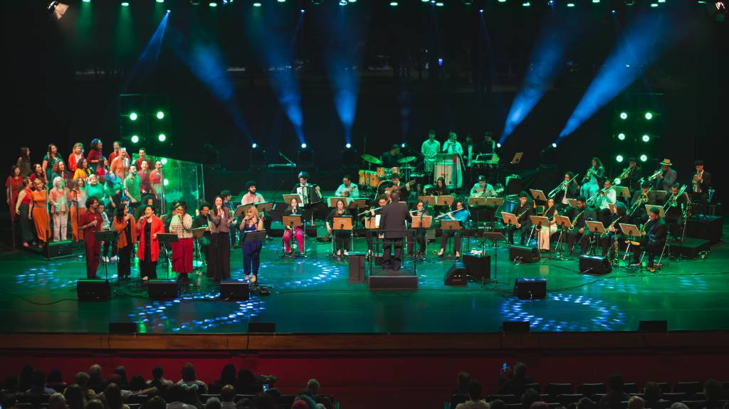 Orquestra Furiosa toca Tom Jobim no Auditório do Ibirapuera com Céu e Tulipa Ruiz
