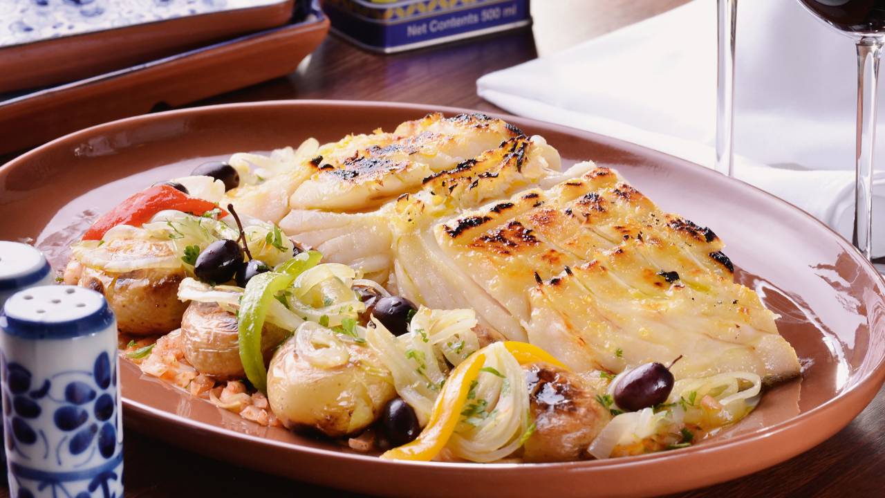 Peixe em uma travessa de alumínio