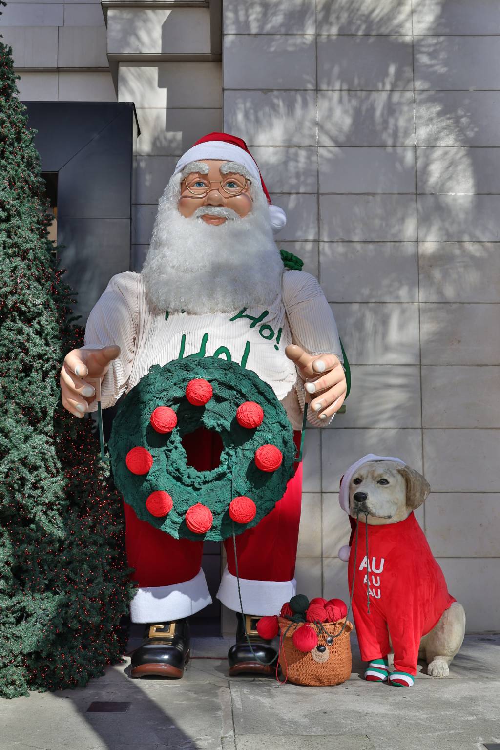 Shopping Iguatemi São Paulo Crédito Rafael Cusato-Divulgação (13) Noel de 6 metros e sua cachorrinha Iaià: no Iguatemi São Paulo