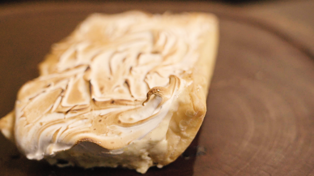 Torta de limão coberta de merengue tostado