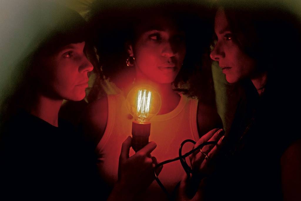 Beatriz Barros dirige peça sobre irmãs em meio a mistérios familiares