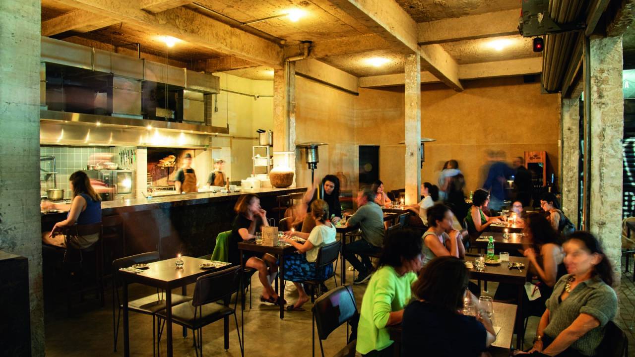 Pessoas sentadas em um bar