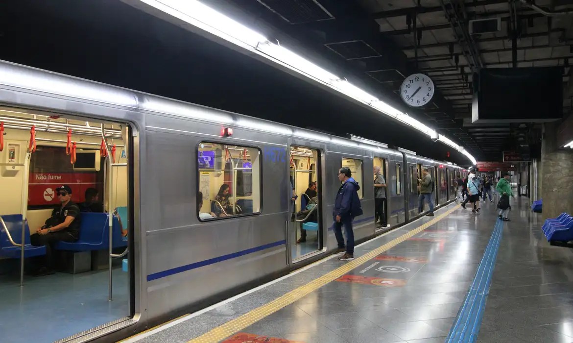 Metrô com pessoas embarcando