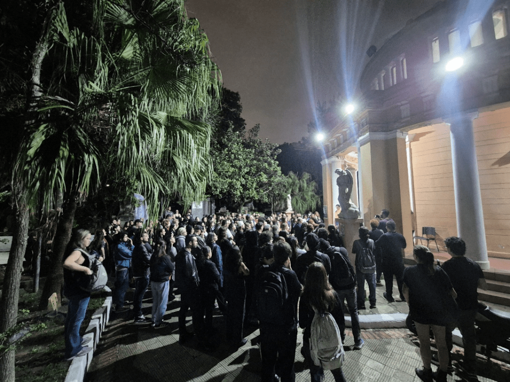 Cemitério da Consolação promove passeio noturno na sexta-feira (13)