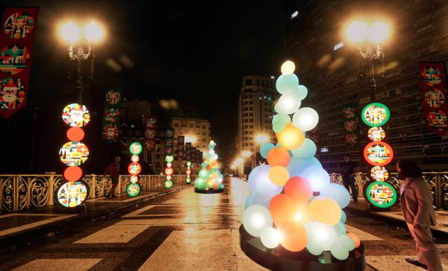 Projeções no viaduto Santa Efigênia, no centro de São Paulo