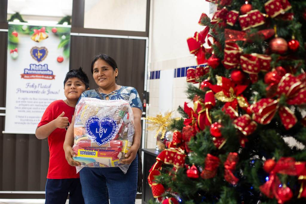Associação beneficente distribui cestas de alimentos em campanha de natal