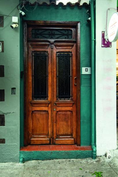 The Door Hideout: a porta discreta do endereço de coquetelaria The Door Hideout: a porta discreta do endereço de coquetelaria