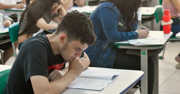 Celular nas escolas: governo de SP divulga regras e orientações sobre a restrição