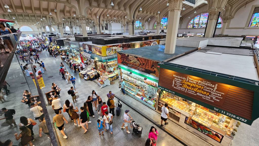 Segurança do Mercadão de SP é afastado após homofobia contra casal