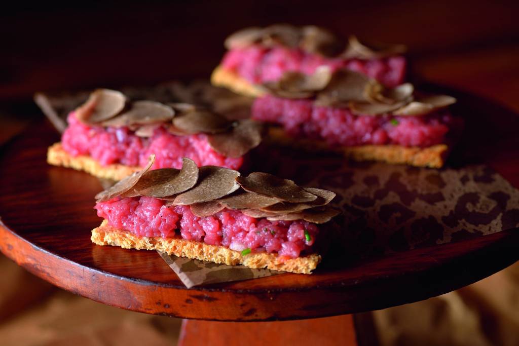 Janaína Torres cria pratos com trufas brasileiras no Bar da Dona Onça