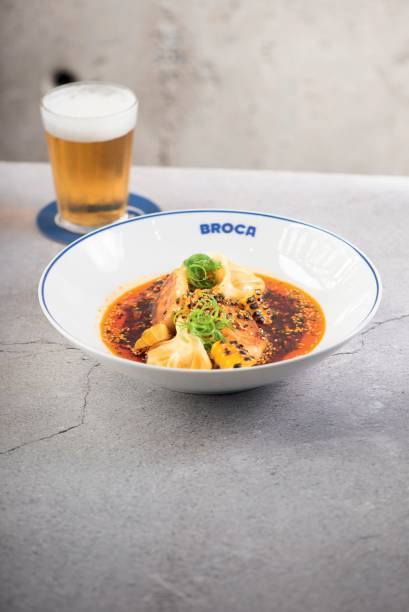 Broca: guioza tostado na chapa, recheado de frango assado e requeijão de milho Broca: guioza tostado na chapa, recheado de frango assado e requeijão de milho