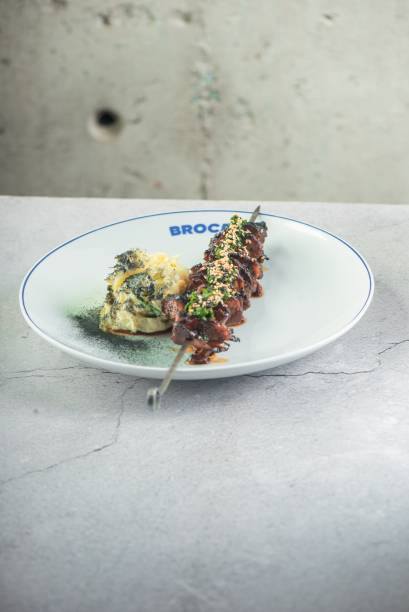 Broca: espeto de língua bovina com salada de batata Broca: espeto de língua bovina com salada de batata