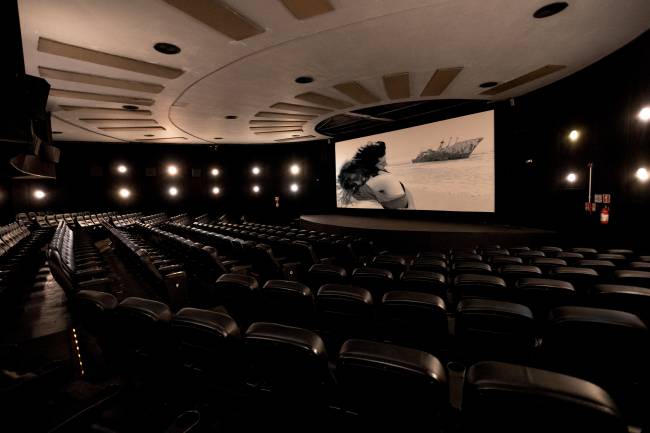 São Paulo, SP 14/01/2025 ESPAÇO AUGUSTA DE CINEMA – Foto: Leo Martins Mudanças no cinema: fachada nova, com nome do patrocinador, e assentos totalmente pretos, sem laranja