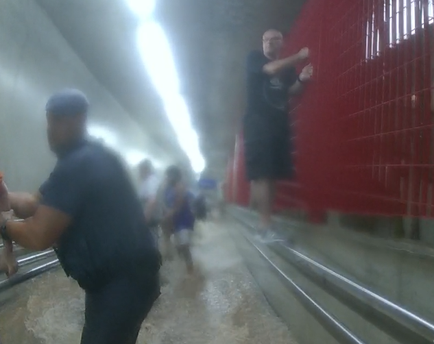 Câmera de PM flagra resgate de passageiros em estação alagada em SP