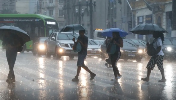 Céu nublado e chuva: confira a previsão para domingo (19)