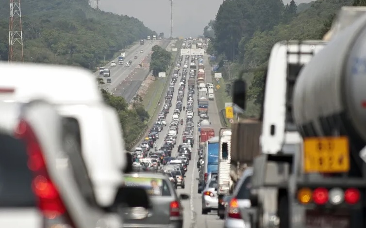 Saiba como acompanhar o trânsito em tempo real nas rodovias paulistas