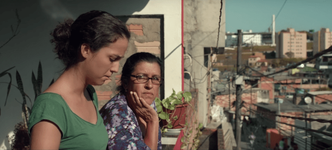 Filme 5 Que Horas Ela Volta Crédito Reprodução Jéssica (Camila Márdila) e Val (regina Casé) em 'Que Horas Ela Volta?'