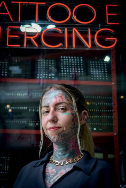 Aline Prestes, da Blackout Tattoo