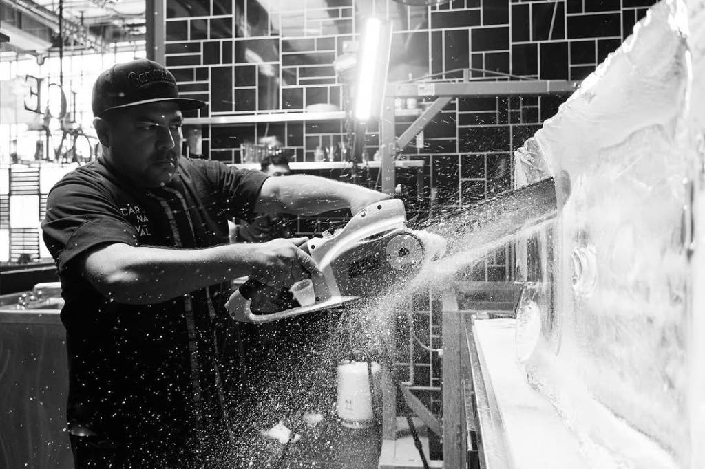 Ice chef: Raul Arcayo, especialista em gelo, prepara drinques em São Paulo