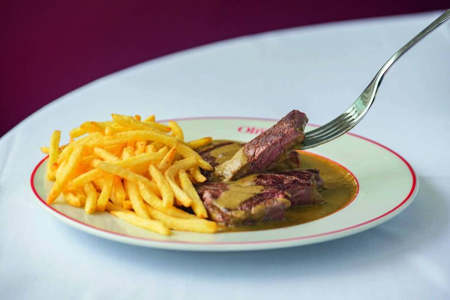 L’Entrecôte d’Olivier Rooftop: carne com molho secreto e fritas