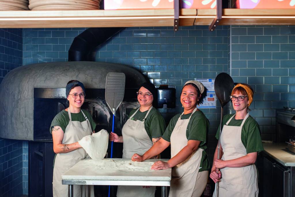 Org Pizza Quatro mulheres sorrindo com material de fazer pizza