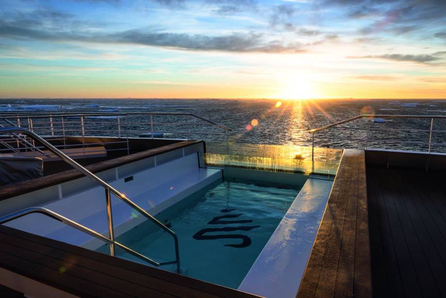Piscina do navio: complexo inclui spa, academia e jacuzzi