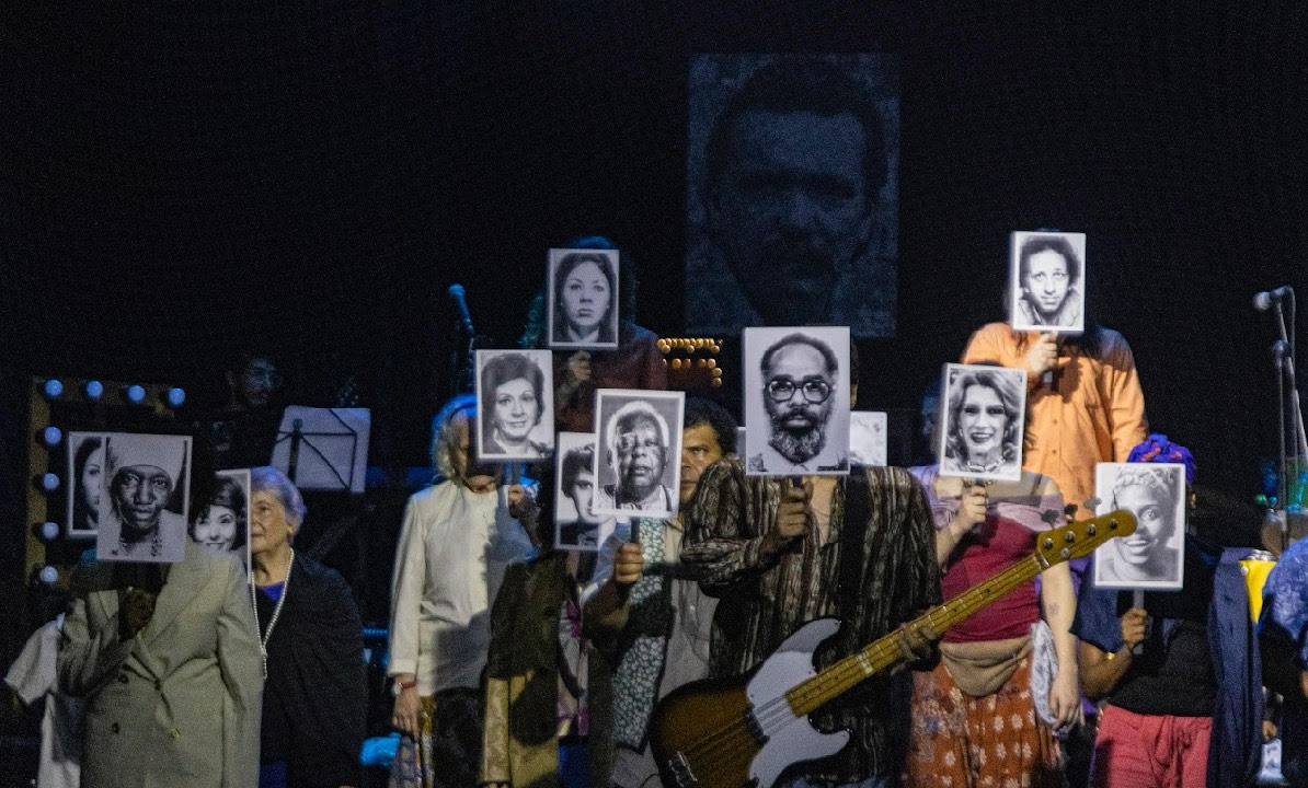 Elenco do Teatro do Osso: clássico brasileiro no Sesc Bom Retiro