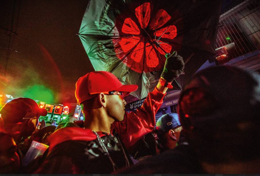 Festa em Paraisópolis: baile funk pelas lentes de Marcela Novais