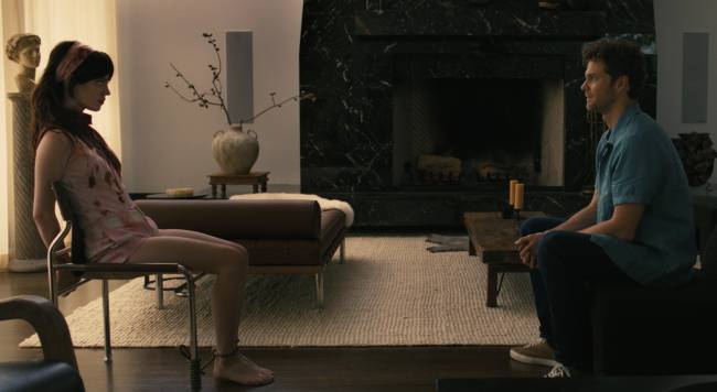 Cena de 'Acompanhante Perfeita': Sophie Thatcher e Jack Quaid