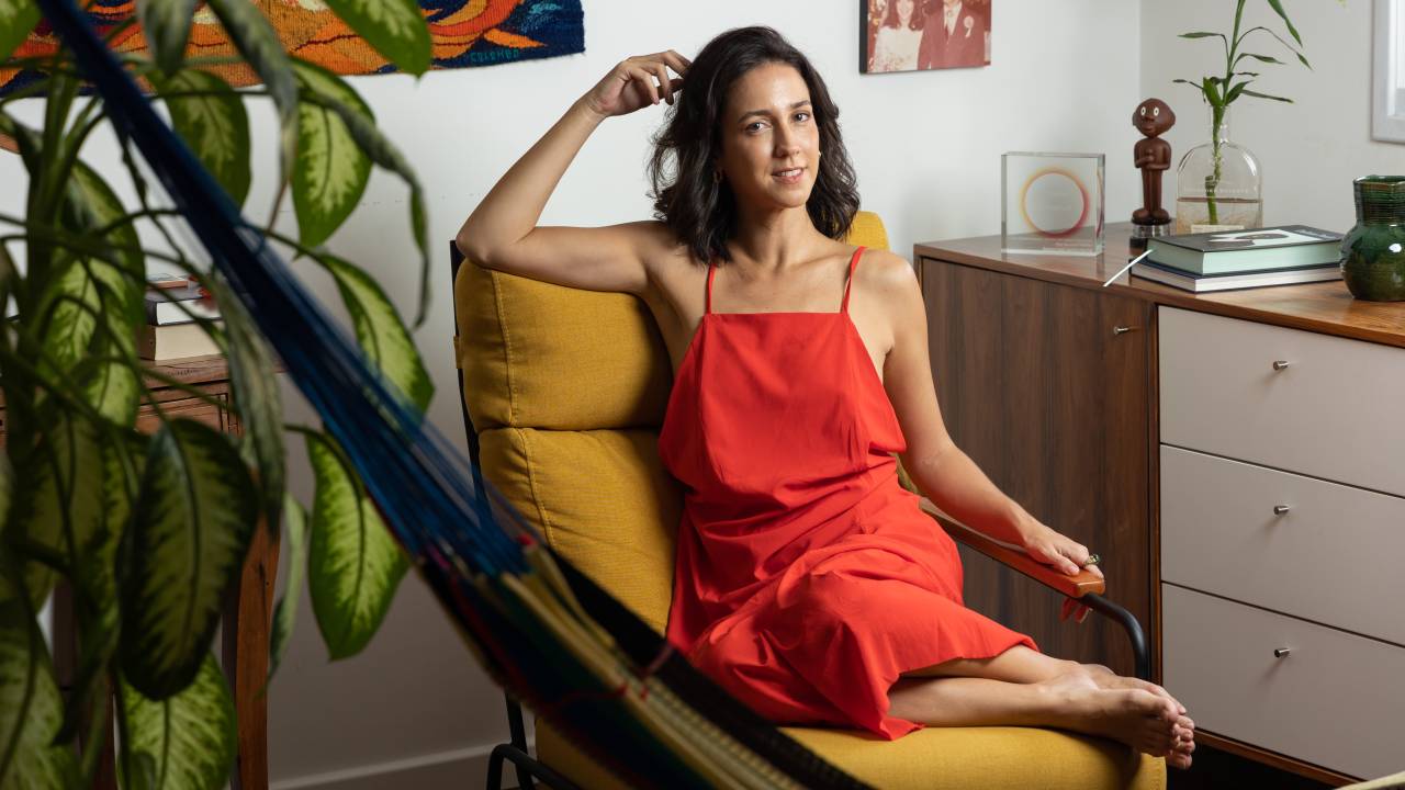 Atriz Camila Márdila em seu apartamento, na Pompéia