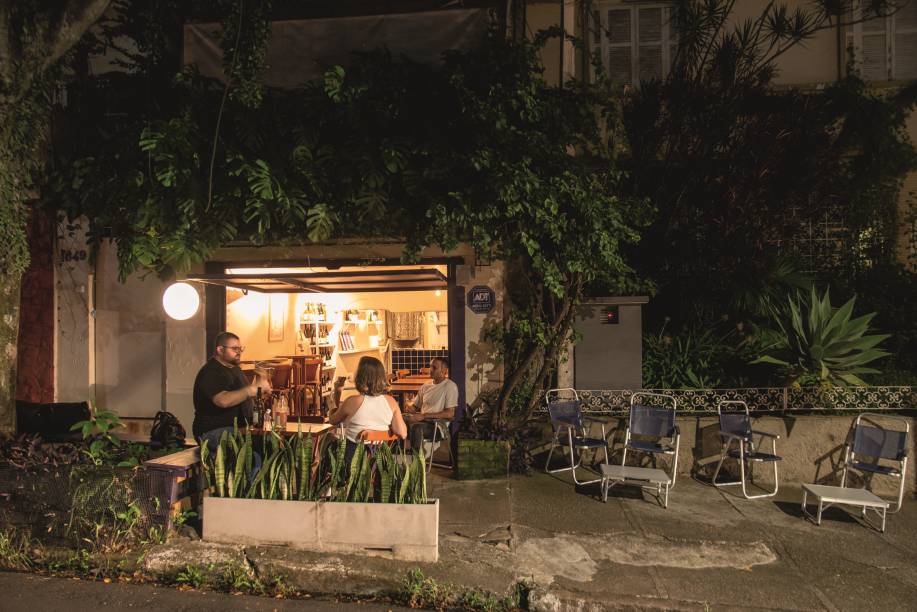 Vinhos e um bom ambiente: área externa do Cacho Bar Vinhos e um bom ambiente: área externa do Cacho Bar