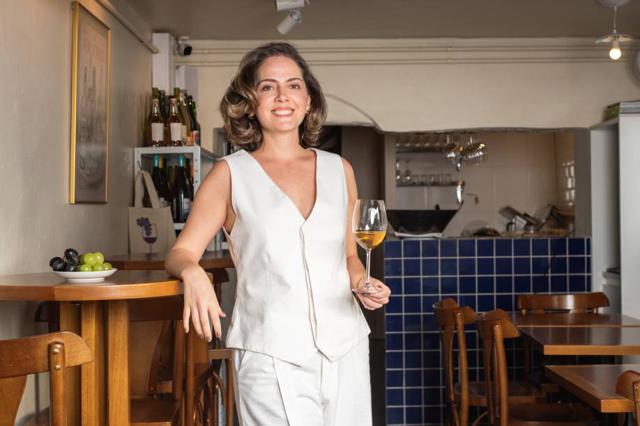 Leandra Lima: a anfitriã do bar de vinhos Leandra Lima: a anfitriã do bar de vinhos