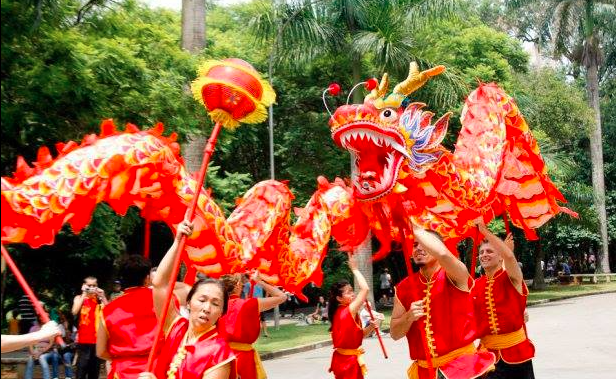 Dança do dragão é realizada na comemoração do Ano Novo Chinês