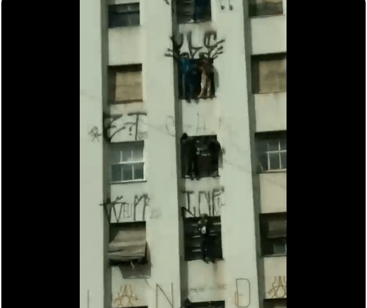 PM prende pichadores que não conseguem descer de prédio em SP