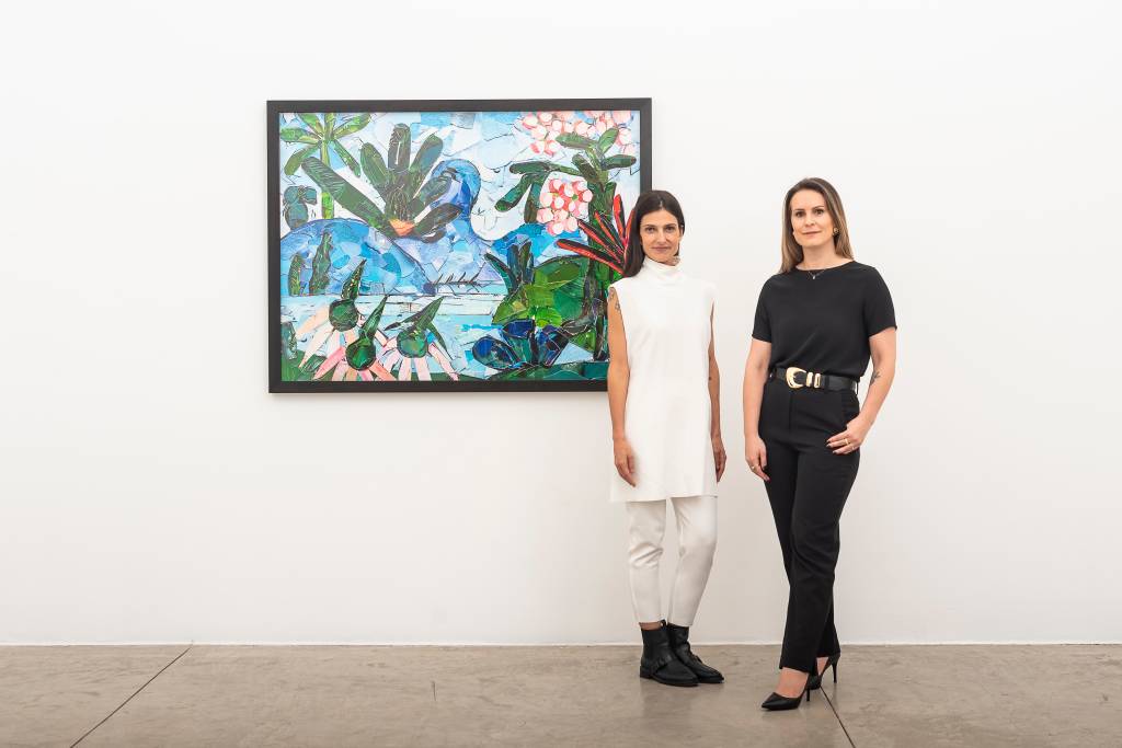 Casa Bontempo, Rafa_e_Carol Crédito Wesley Diego-Divulgação (1) Ana Carolina e Rafaela, ao lado de quadro de Vik Muniz em homenagem a Tarsila