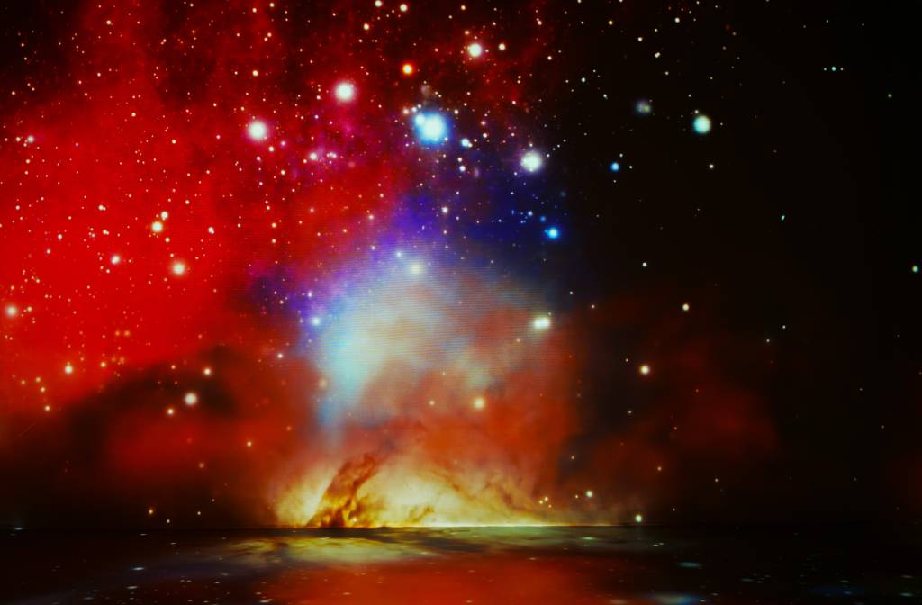 Farol Santander conta a história do universo em projeções luminosas