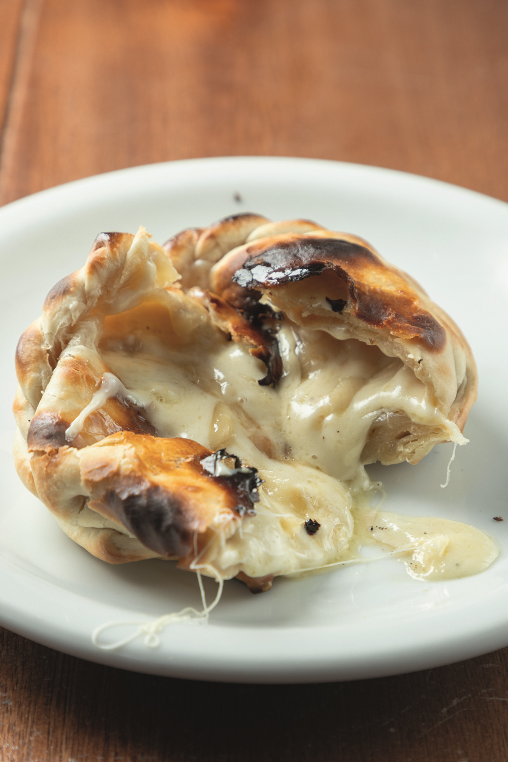 DANG7200 Empanada aberta ao meio com queijo derretido