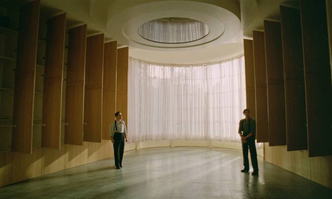 Attila (Alessandro Nivola) e László (Adrien Brody) em cena de 'O Brutalista'