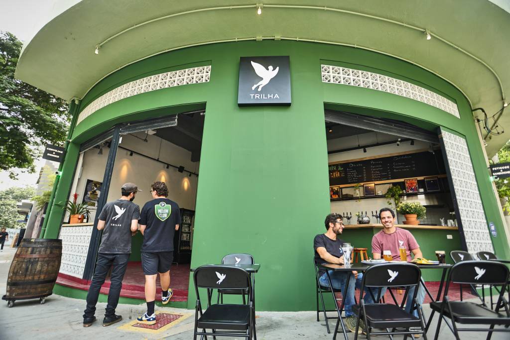 Trilha Cervejaria transmite Super Bowl e serve comidinhas do Mapu e do Aiô