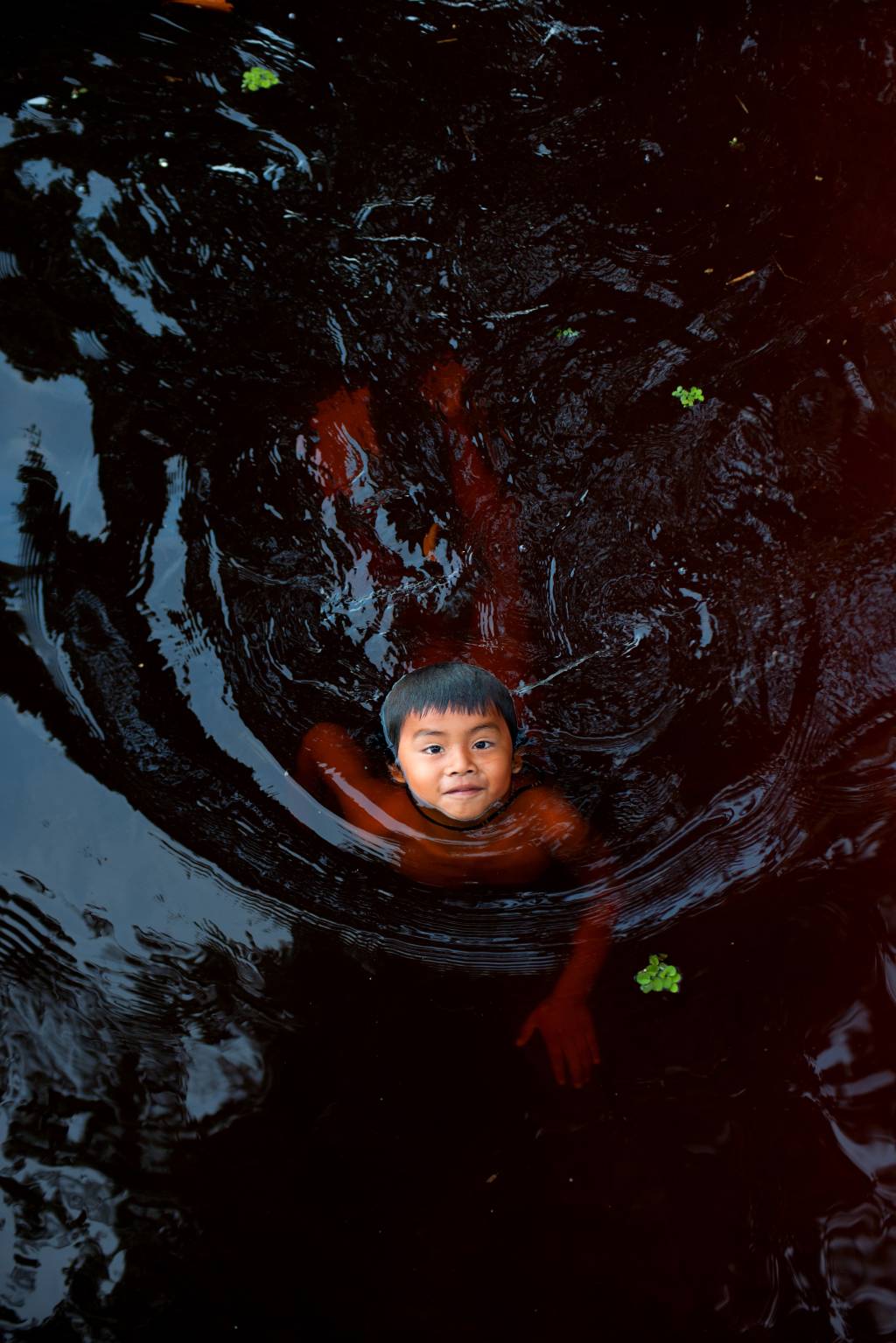 Tuiuka do Rio Negro 09 O pequeno Tuyuka brincando nas águas do Rio Negro. Aldeia Tuyuka Utapinopona, casa da sucuri (2018, Renato Soares)