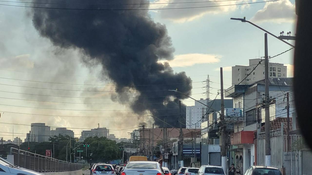 Incêndio atinge galpão no bairro do Limão