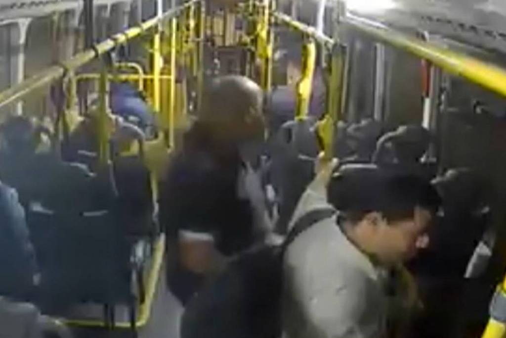 Jovem de 22 anos é morto por tiros em ônibus em São Paulo