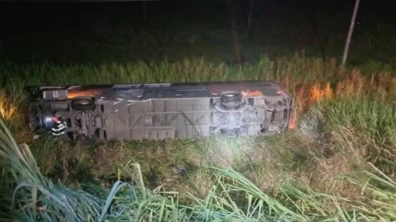 Ônibus cai em ribanceira na Dutra e deixa um morto e 26 feridos no interior de SP
